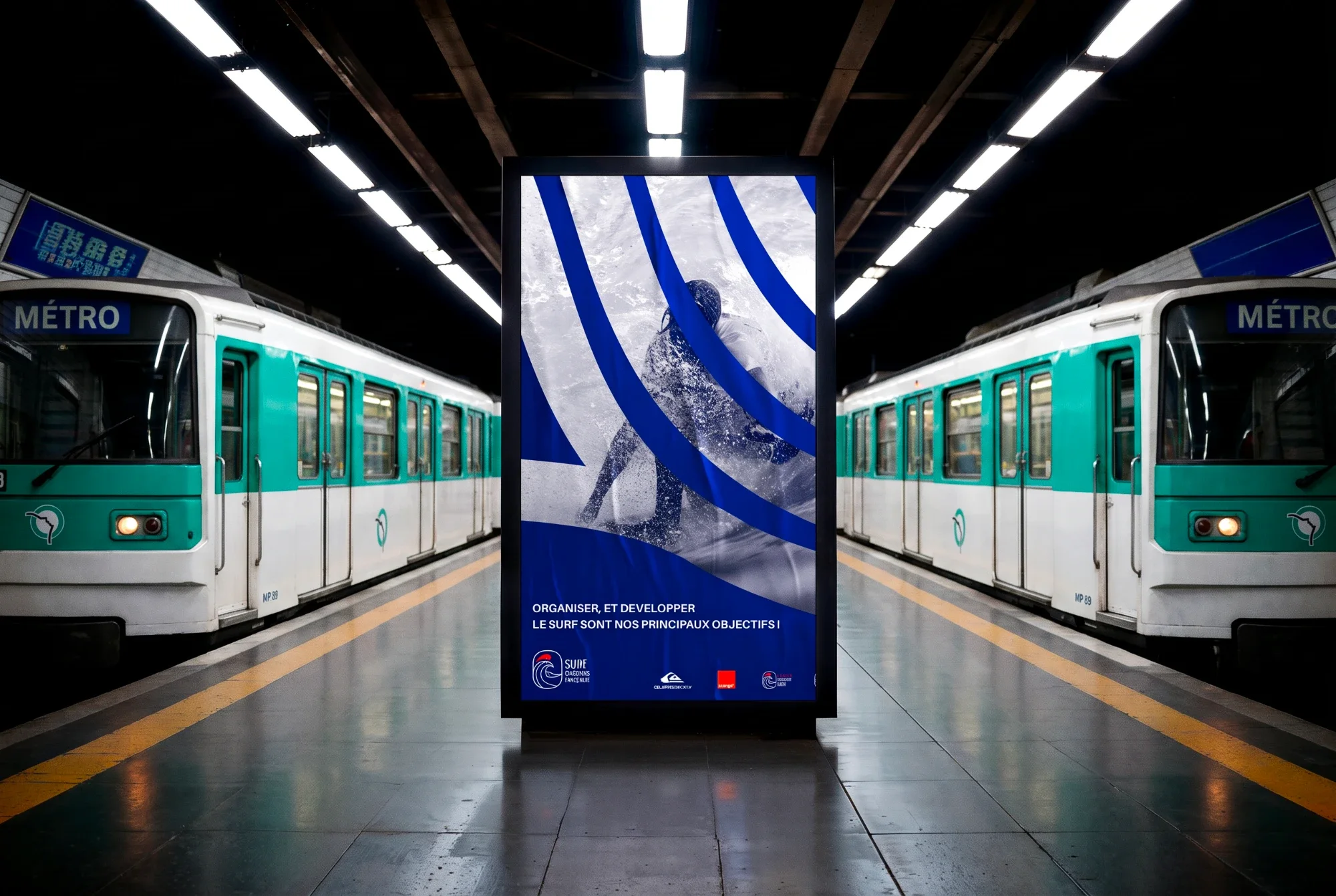 L'affiche de la Fédération Française de Surf sur un quai du métro parisien, entre deux rames