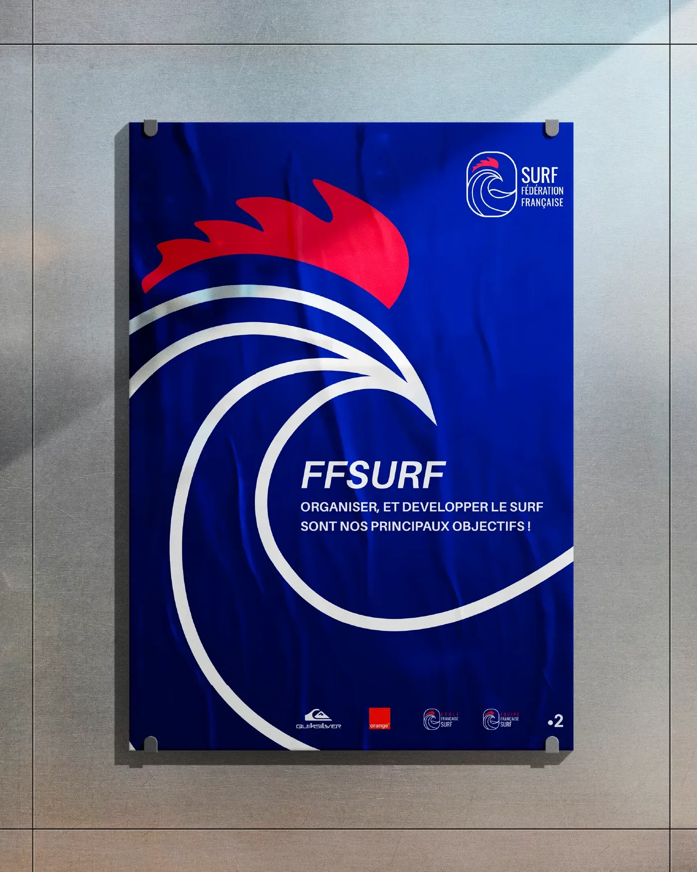 Affiche FFSURF fixée sur un mur de métal : la crête rouge et la vague du logo en très grand format
