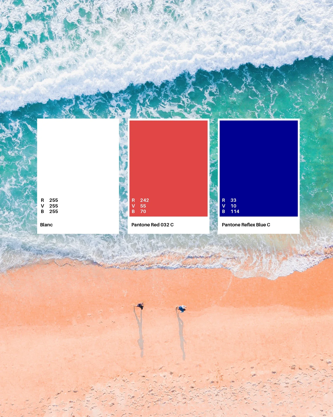 La palette de la marque — blanc, rouge Pantone 032 C et bleu Pantone Reflex Blue C — posée sur une vue aérienne de plage