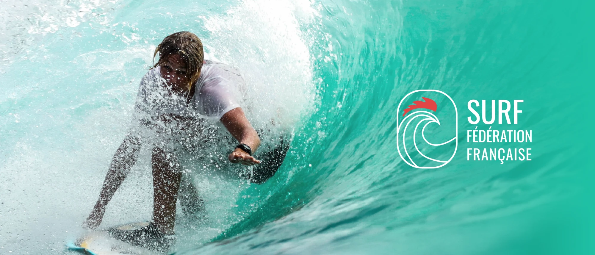 Un surfeur dans le tube d'une vague, à côté du logo de la Fédération Française de Surf
