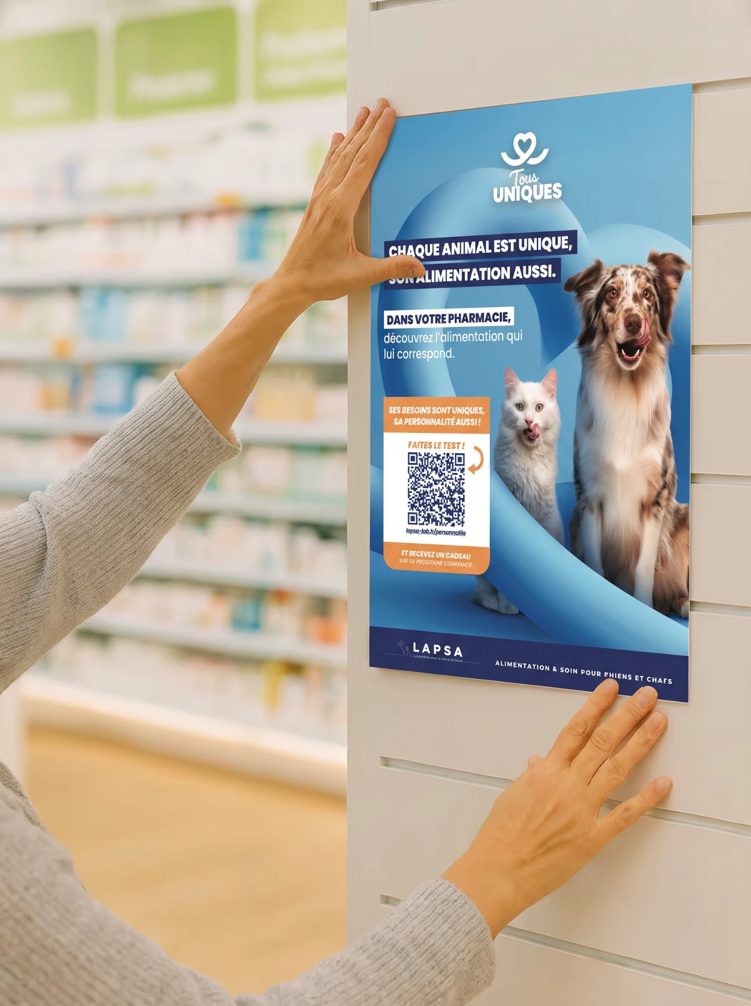 Une pharmacienne pose l'affiche de l'opération sur un panneau de rayon